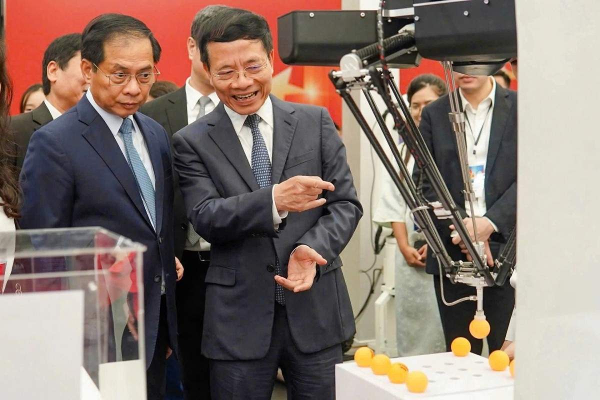 Bộ trưởng Bộ Khoa học và Công nghệ Nguyễn Mạnh Hùng giới thiệu với Phó Thủ tướng Bùi Thanh Sơn về các sản phẩm do Việt Nam phát triển tại Triển lãm “80 năm hành trình độc lập - tự do - hạnh phúc”.