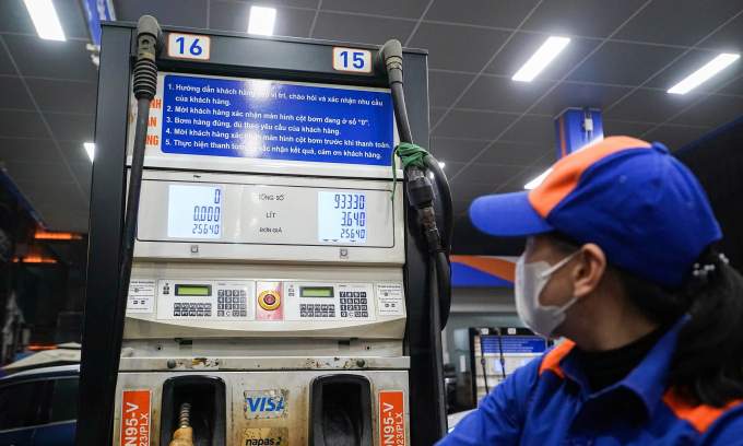 Vietnam taps 4M fund to hold down fuel prices