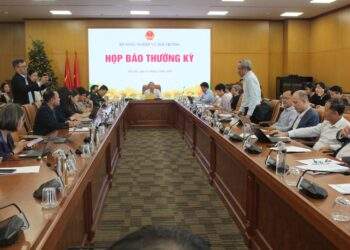 Thứ trưởng Phùng Đức Tiến chủ trì buổi họp báo của Bộ Nông nghiệp và Môi trường. Ảnh: Chu Khôi.