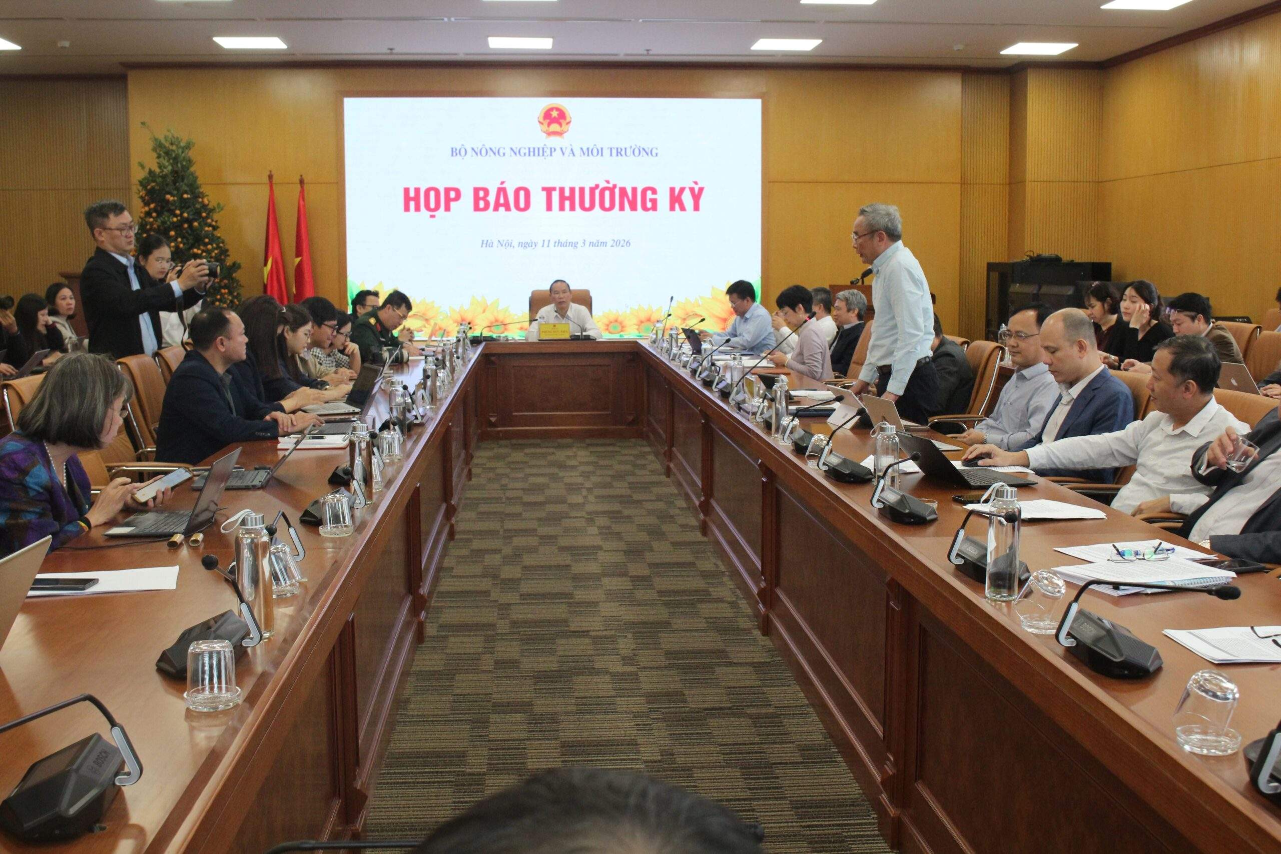 Thứ trưởng Phùng Đức Tiến chủ trì buổi họp báo của Bộ Nông nghiệp và Môi trường. Ảnh: Chu Khôi.