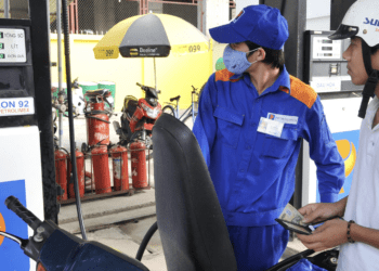 Xả mạnh quỹ bình ổn 4.000-5.000 đồng/lít, lý do giá xăng dầu vẫn tăng