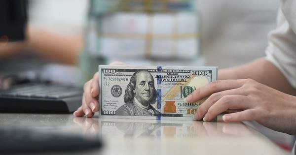 Lãi suất liên ngân hàng tăng lên 11%/năm, giá USD tự do áp sát 26.900 đồng