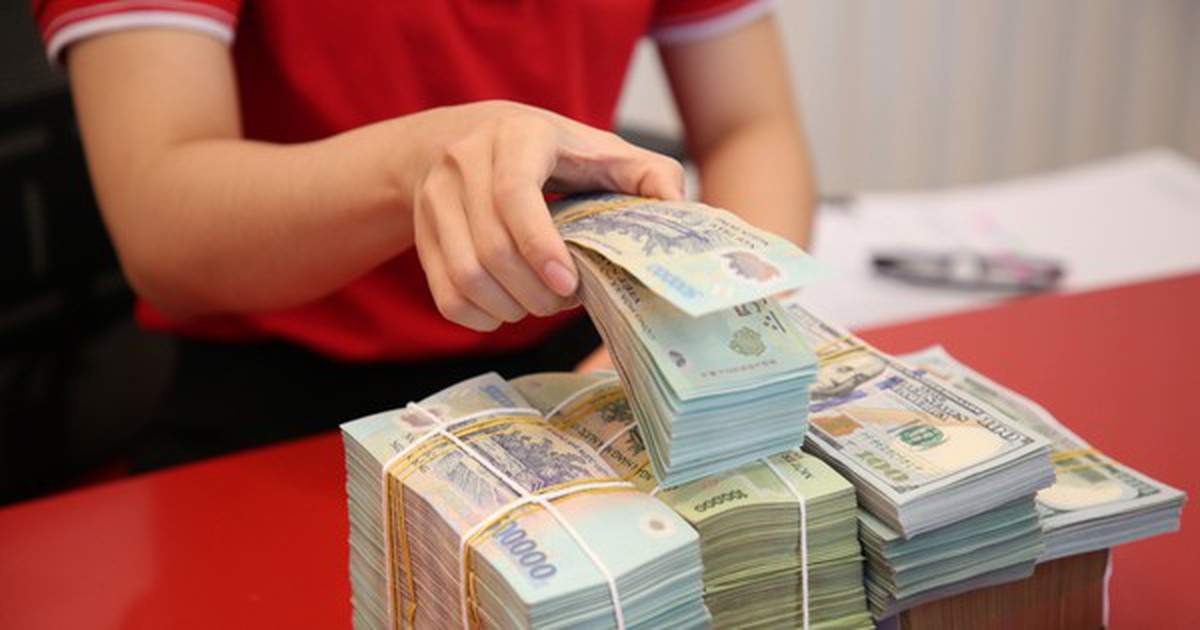 Vì sao các ngân hàng dồn dập tăng lãi suất huy động?