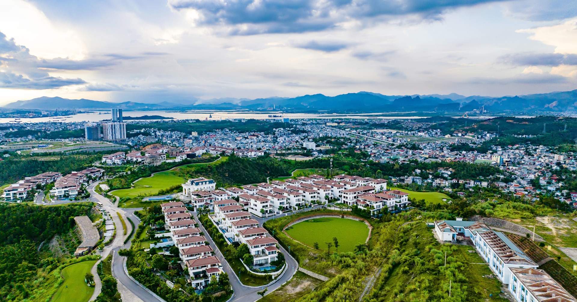 Lãi suất vọt lên 13-14%, doanh nghiệp địa ốc lo thị trường 'sốc nhiệt'