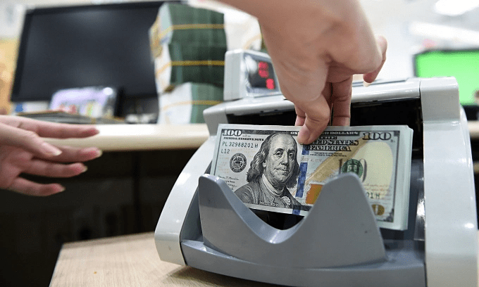 Dollar slips against dong - VnExpress International
