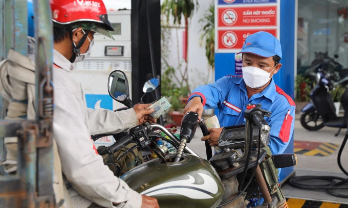 Gasoline prices dip to near 7-week low 6 Gasoline prices dip to near 7-week low