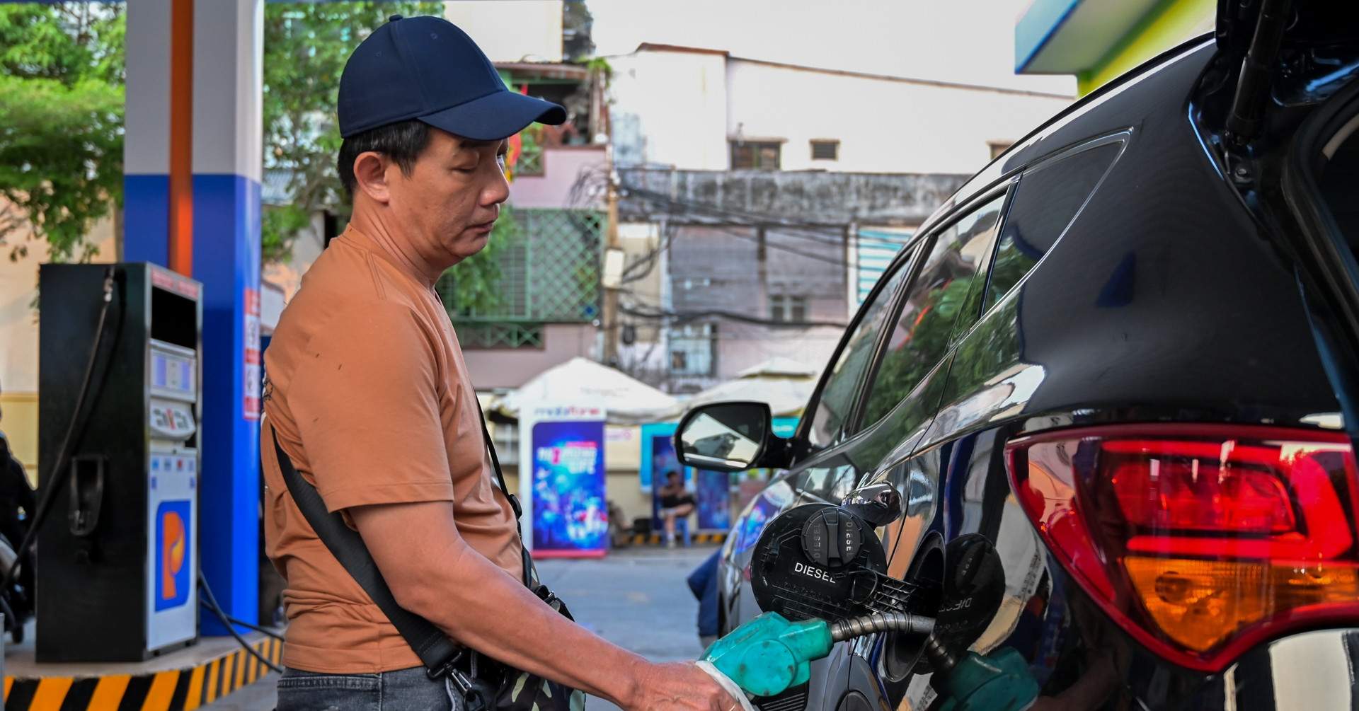 Giá dầu diesel giảm mạnh gần 2.000 đồng/lít