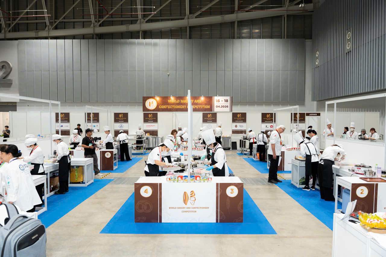 Các barista trình diễn kỹ thuật pha chế.