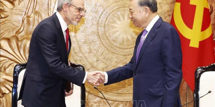 Tổng Bí thư, Chủ tịch nước Tô Lâm tiếp ông David Zapolsky, Phó Chủ tịch cấp cao, Giám đốc Pháp lý và Quan hệ Toàn cầu của tập đoàn Amazon - Ảnh: TTXVN. 