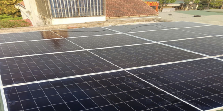 Áp lực tiền điện tăng cao, người dân chạy đua lắp điện mặt trời mái nhà 1 Áp lực tiền điện tăng cao, người dân chạy đua lắp điện mặt trời mái nhà
