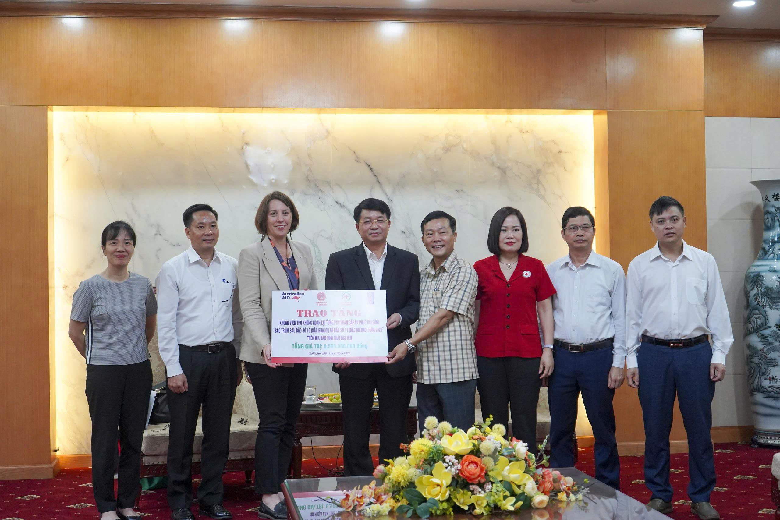 Trao tặng khoản viện trợ không hoàn lại Ứng phó khẩn cấp và phục hồi sớm bao trùm cho Thái Nguyên. Ảnh do UNDP cung cấp. 