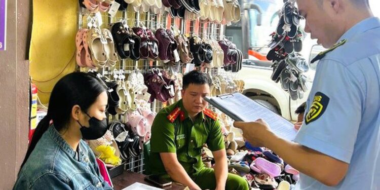 Bán 372 đôi dép Crocs giả thương hiệu, 2 hộ kinh doanh bị xử phạt