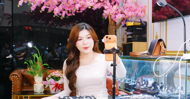 CEO LuxJy Jewelry trực tiếp bán hàng trên livestream