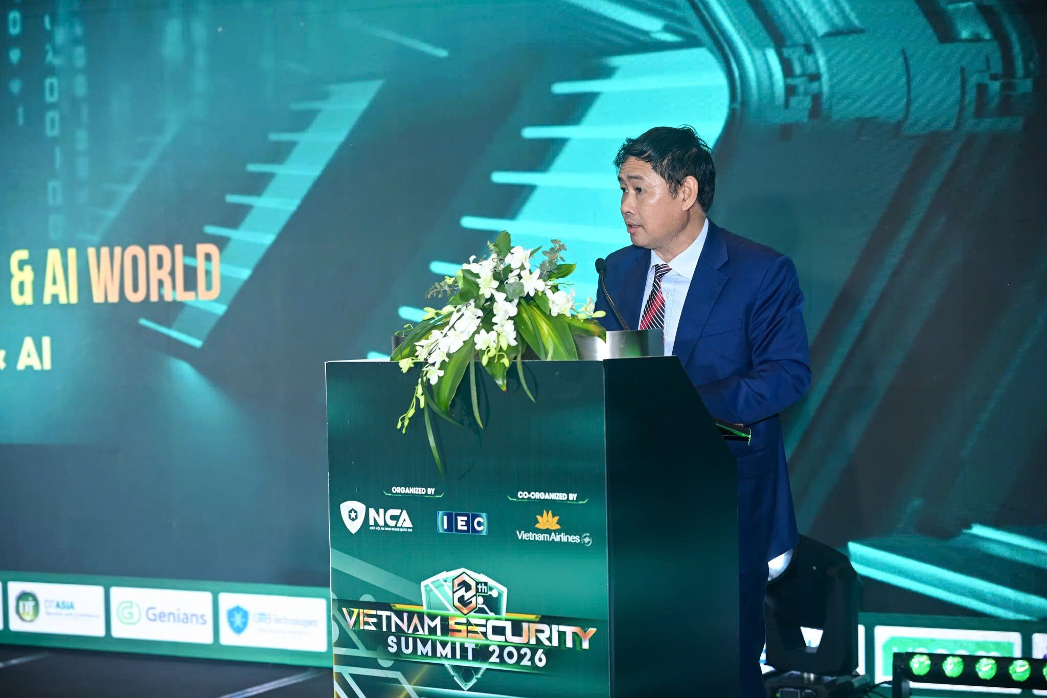 Các hệ thống bảo mật truyền thống có nguy cơ mất an toàn trong kỷ nguyên lượng tử 8 Thiếu tướng Nguyễn Tùng Hưng phát biểu tại sự kiện - Ảnh: NCA.