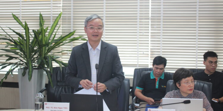 Chiến tranh thương mại Mỹ - Trung Quốc và những chuyển động tái định hình trật tự toàn cầu 1 PGS.TS. Đào Ngọc Tiến phát biểu tại tọa đàm. Ảnh: Chu Khôi.