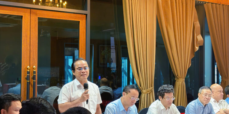 Công nghệ vật liệu phủ bảo vệ nhiều hạ tầng trọng yếu của Mỹ được đưa về Việt Nam 1 Ông Vũ Ngọc Khiêm, Phó Hiệu trưởng Trường Đại học Công nghệ Giao thông Vận tải, Chủ tịch Hội Khoa học Kỹ thuật Công nghiệp Tàu thủy Việt Nam.