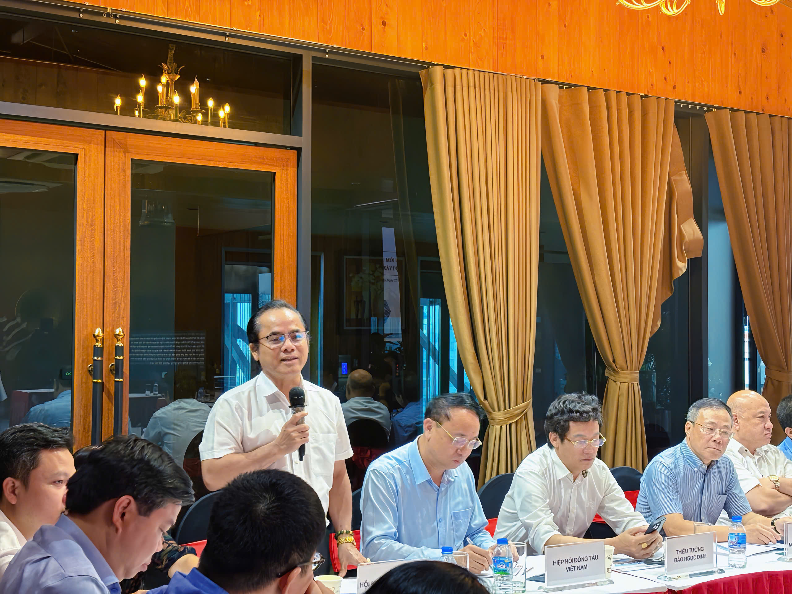 Ông Vũ Ngọc Khiêm, Phó Hiệu trưởng Trường Đại học Công nghệ Giao thông Vận tải, Chủ tịch Hội Khoa học Kỹ thuật Công nghiệp Tàu thủy Việt Nam. 