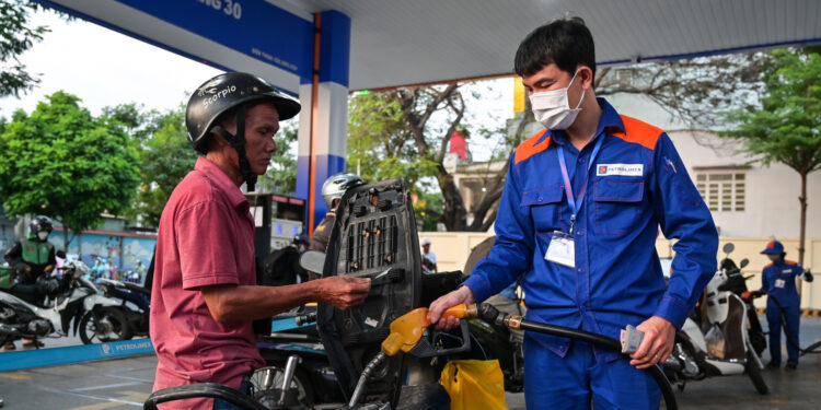 Dầu thế giới lao dốc, ngày mai bán đại trà xăng E10