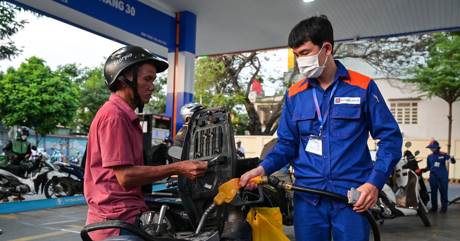 Dầu thế giới lao dốc, ngày mai bán đại trà xăng E10