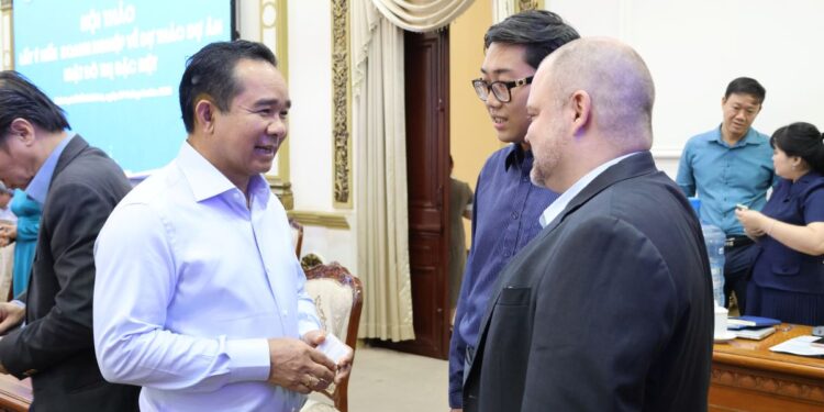 Doanh nghiệp đề xuất cơ chế đột phá cho Luật Đô thị đặc biệt TP. Hồ Chí Minh 1 Chủ tịch UBND Thành phố Nguyễn Văn Được trao đổi với các doanh nghiệp bên lề Hội thảo - Ảnh: Cổng thông tin điện tử Thành phố