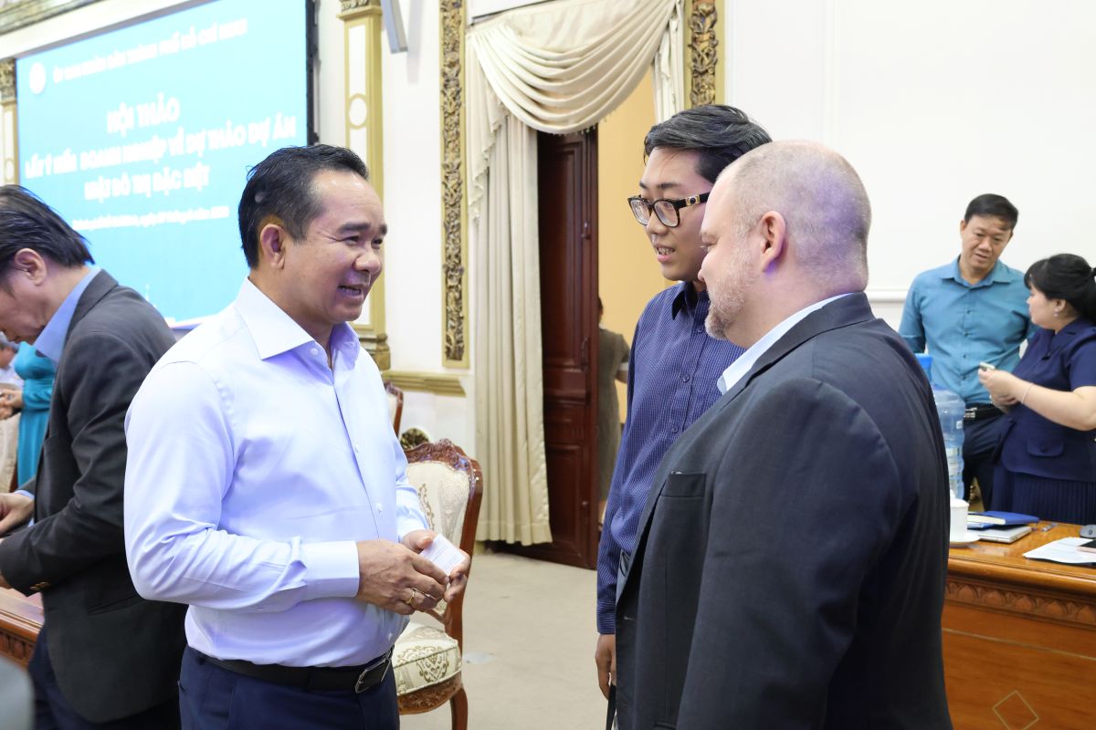 Doanh nghiệp đề xuất cơ chế đột phá cho Luật Đô thị đặc biệt TP. Hồ Chí Minh 10 Chủ tịch UBND Thành phố Nguyễn Văn Được trao đổi với các doanh nghiệp bên lề Hội thảo - Ảnh: Cổng thông tin điện tử Thành phố
