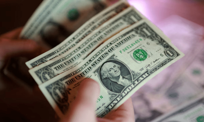 Dollar dips against dong on black market