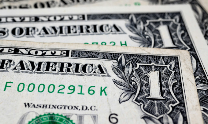 Dollar edges higher against dong on black market