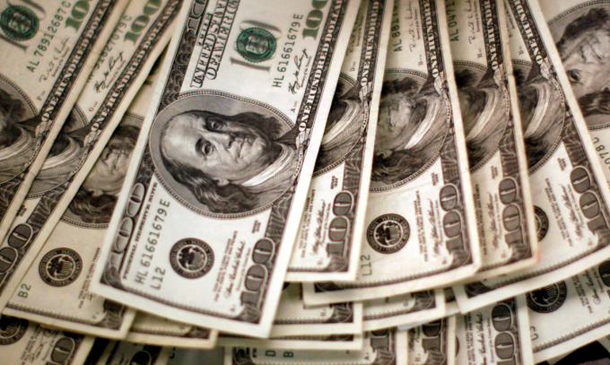 Dollar inches up against dong