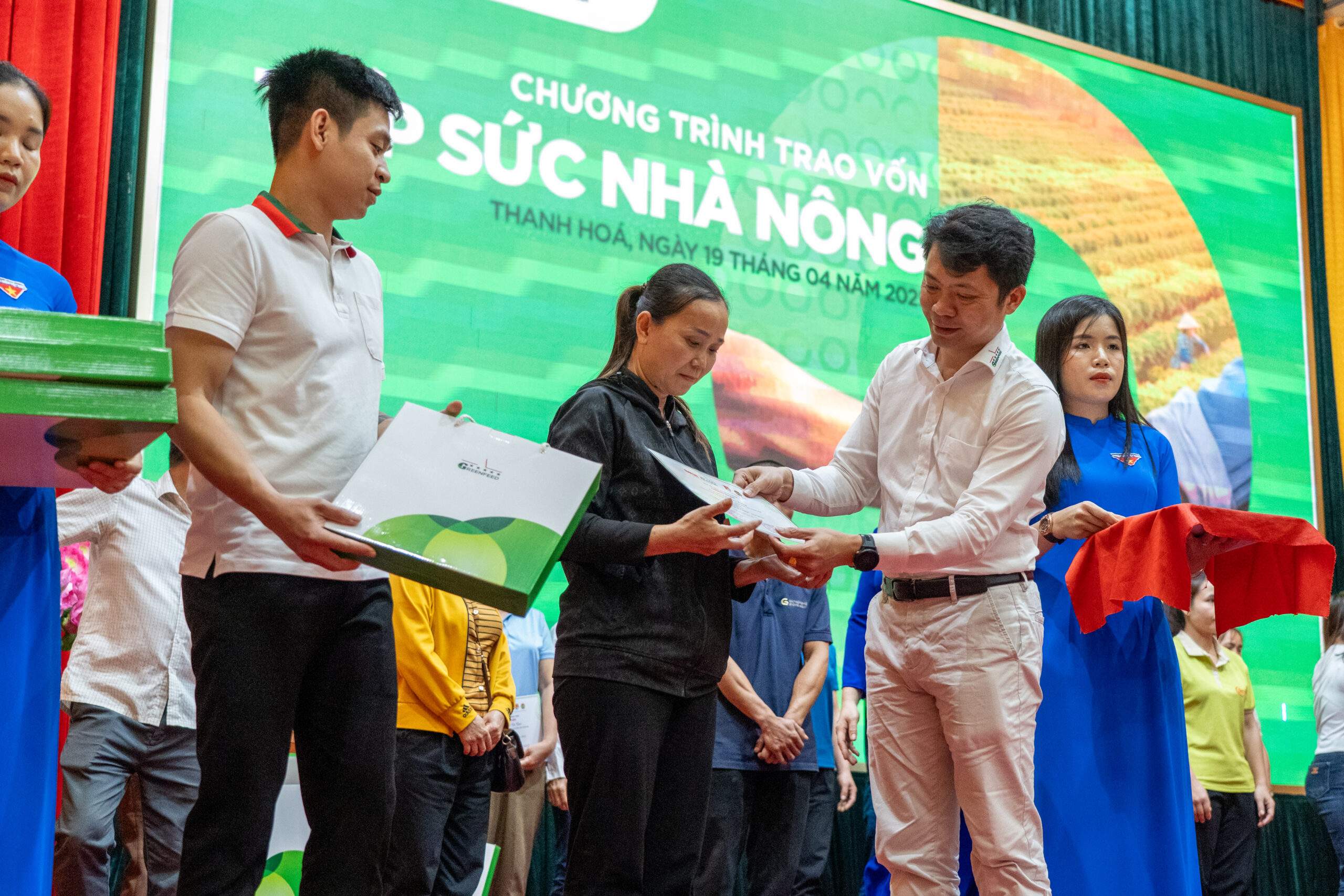 “Tiếp sức nhà nông” của GREENFEED trao vốn vay cho bà con nông dân tại Thanh Hóa. Ảnh: GREENFEED.