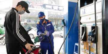 Gasoline prices fall - VnExpress International
