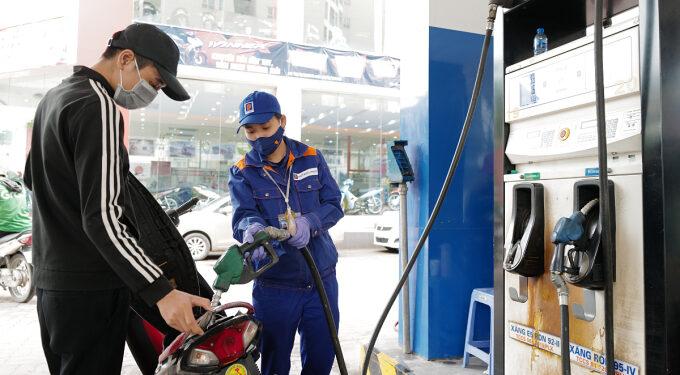 Gasoline prices fall - VnExpress International