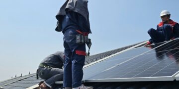 Giá tấm pin năng lượng, pin lưu trữ đồng loạt tăng giữa "cơn sốt" lắp điện mặt trời mái nhà