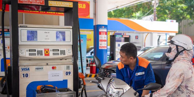 Giá xăng tăng hơn 1.400 đồng/lít, xăng E10 lập mặt bằng giá mới 1 Giá xăng tăng hơn 1.400 đồng/lít, xăng E10 lập mặt bằng giá mới