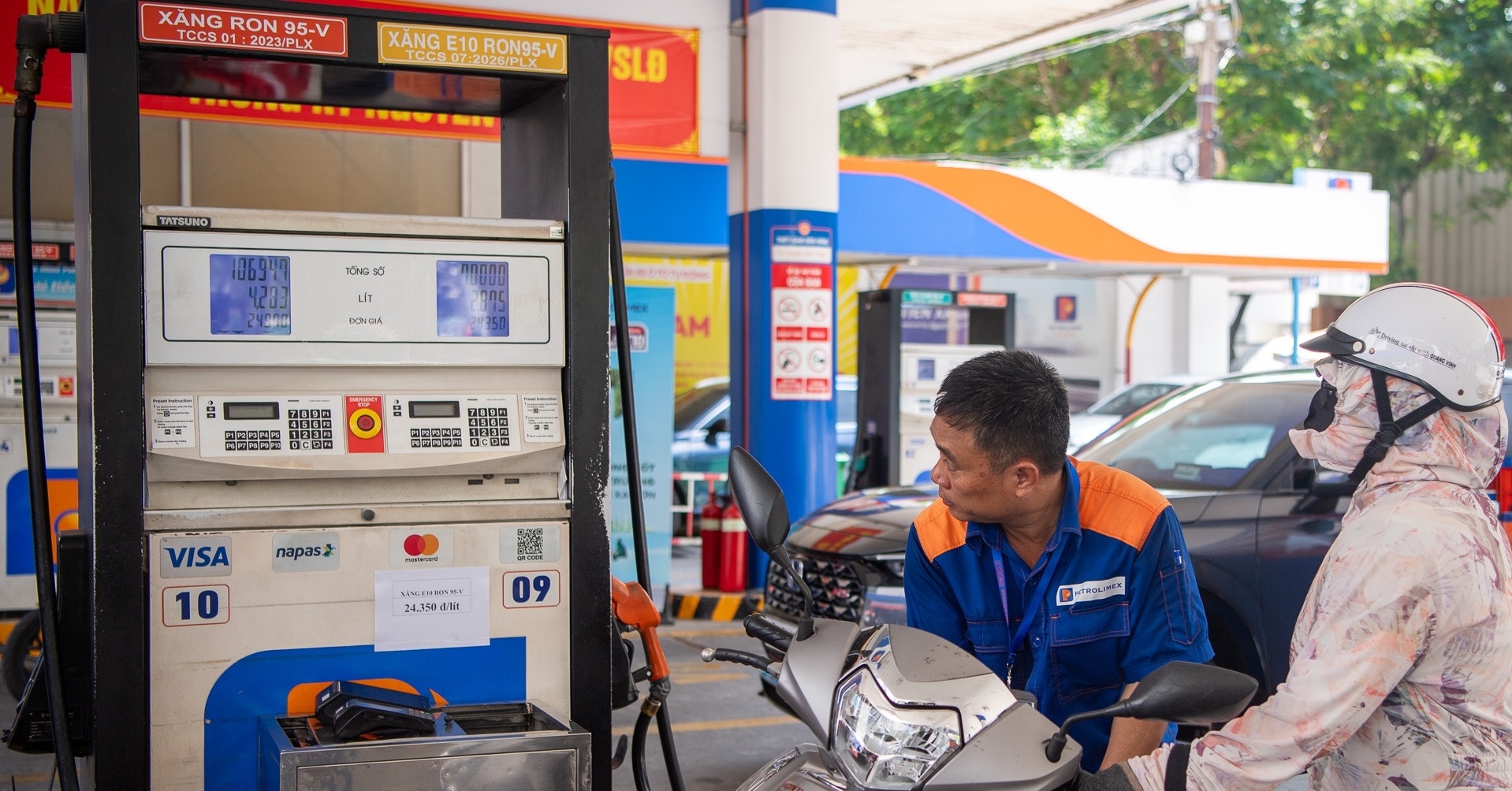 Giá xăng tăng hơn 1.400 đồng/lít, xăng E10 lập mặt bằng giá mới 2 Giá xăng tăng hơn 1.400 đồng/lít, xăng E10 lập mặt bằng giá mới