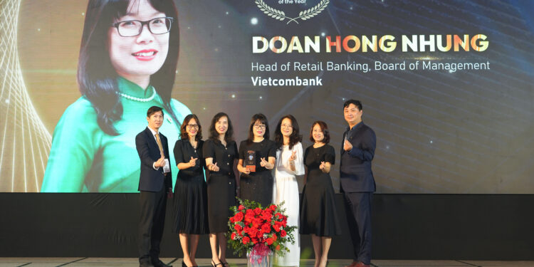 Các thành viên Vietcombank chúc mừng và chụp ảnh lưu niệm tại Lễ trao giải. Ảnh: VCB.