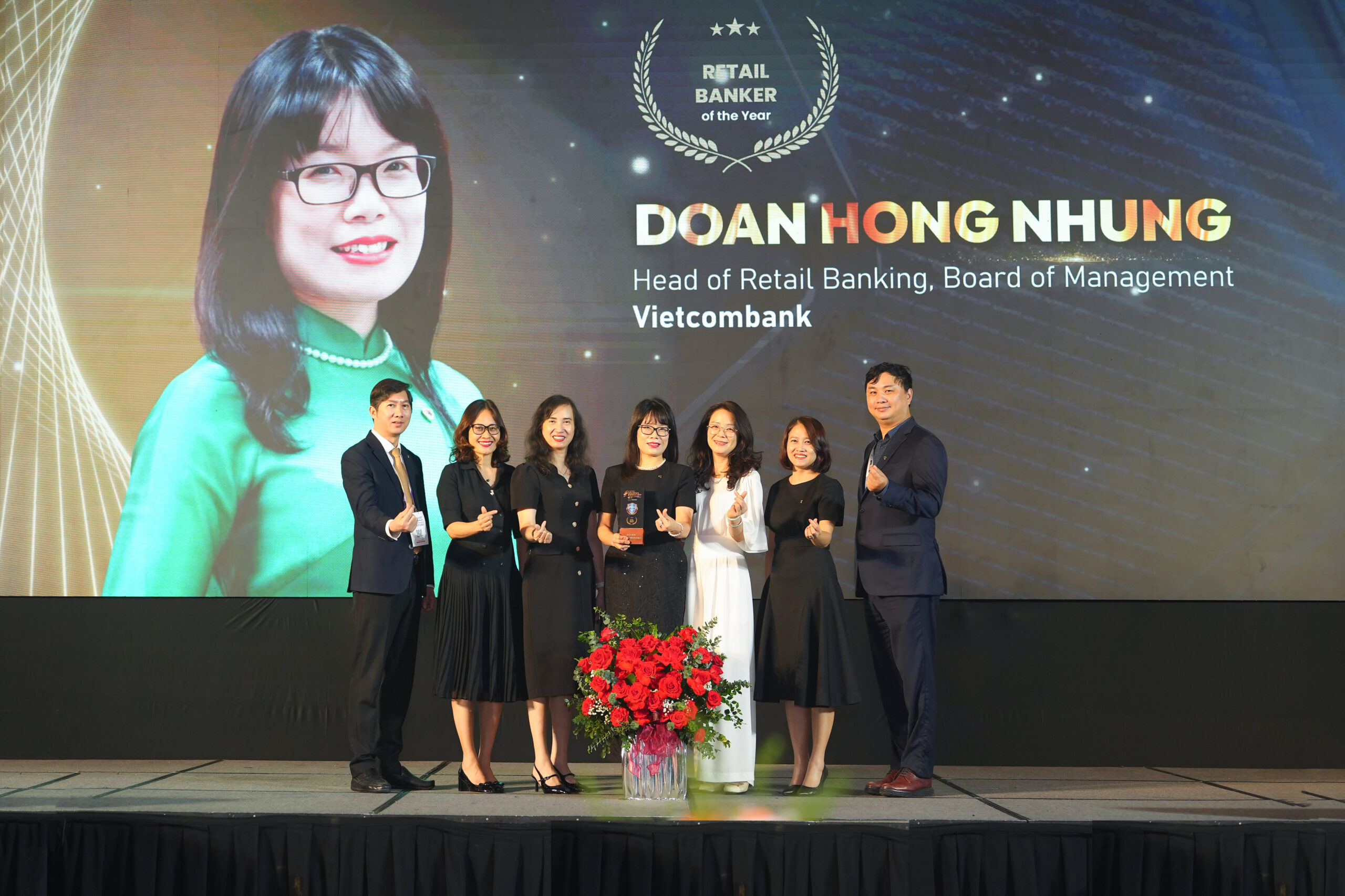 Giám đốc Khối Bán lẻ Vietcombank nhận vinh danh tại WFIS 2026 với những dấu ấn chuyển đổi số bán lẻ 2 Các thành viên Vietcombank chúc mừng và chụp ảnh lưu niệm tại Lễ trao giải. Ảnh: VCB.