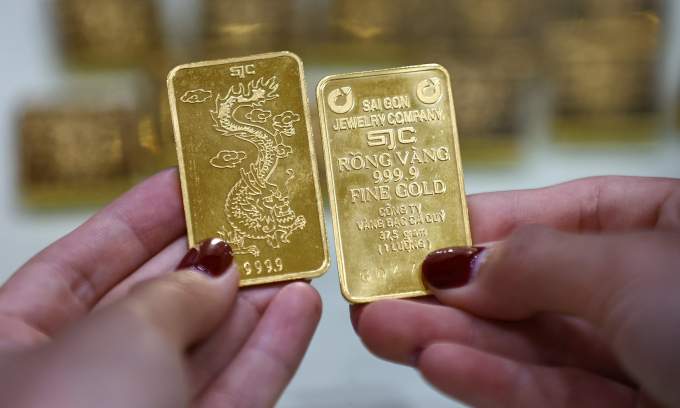 Gold prices continue to fall