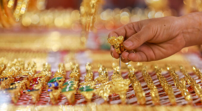 Gold prices drop to 4-month bottom 1 Gold prices drop to 4-month bottom