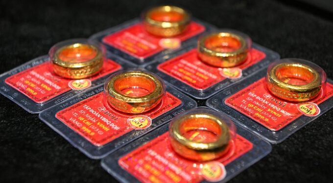 Gold prices extend loss, heading down to January level