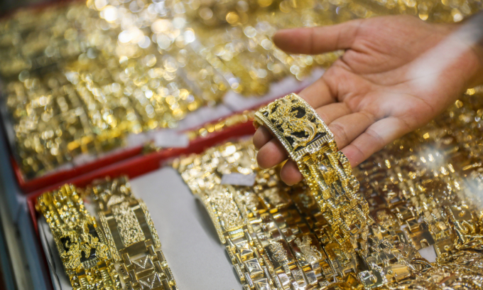 Gold prices slip to 5-month low