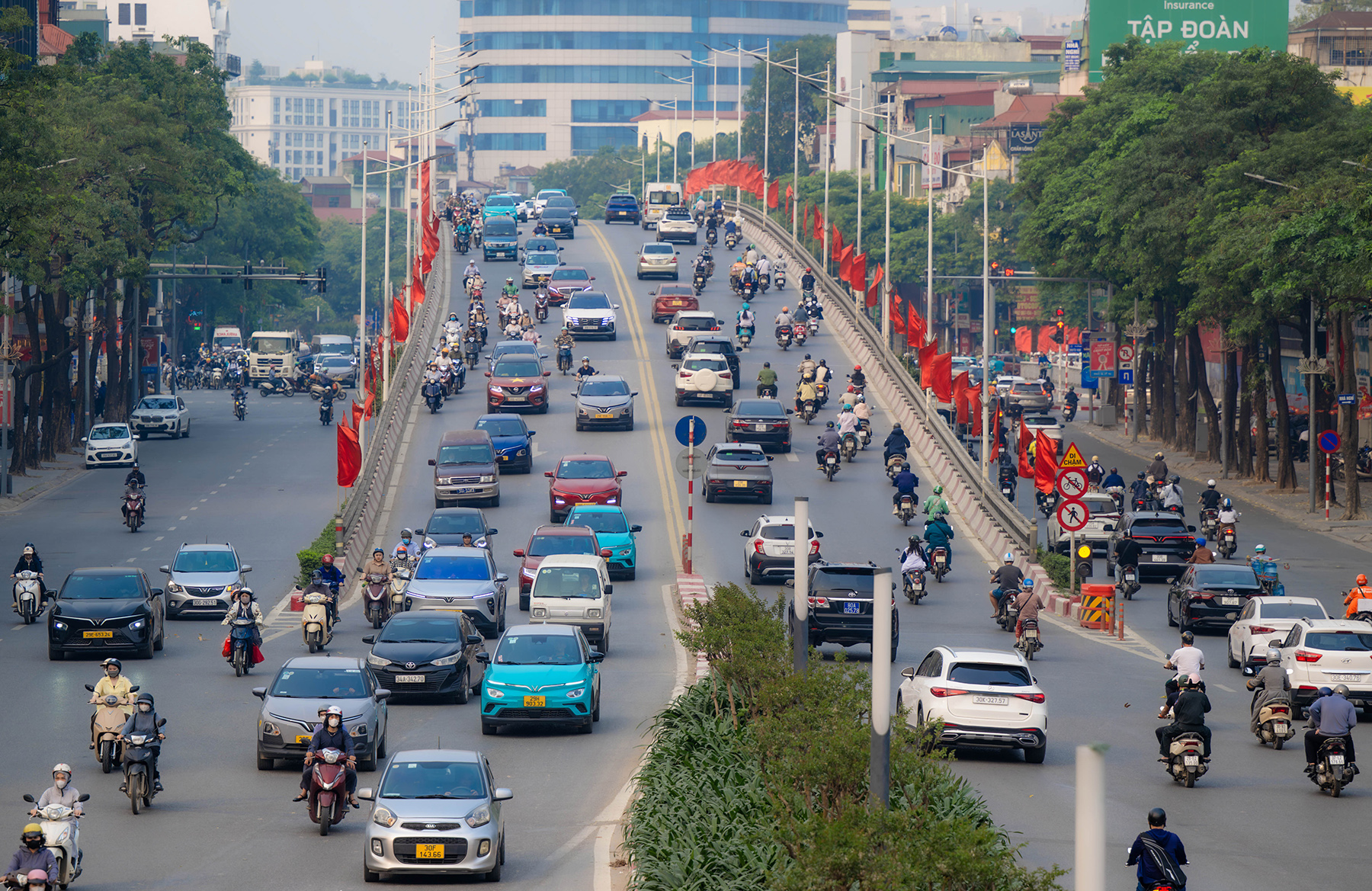 Hà Nội đề xuất mốc chuyển toàn bộ taxi, xe công nghệ sang dùng năng lượng xanh 2 Từ ngày 01/7/2026, tất cả phương tiện thay thế, đầu tư mới đối với các loại xe taxi, xe ô tô chở người đến 08 chỗ sử dụng năng lượng sạch, năng lượng xanh, thân thiện môi trường