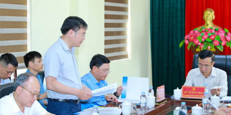 Hai dự án kết nối sân bay Thọ Xuân có quy mô hơn 3.300 tỷ đồng đang chậm tiến độ 1 Giám đốc Sở Xây dựng Thanh Hoá Hoàng Văn Đồng trình bày báo cáo về 2 dự án. Ảnh: Minh Hiếu