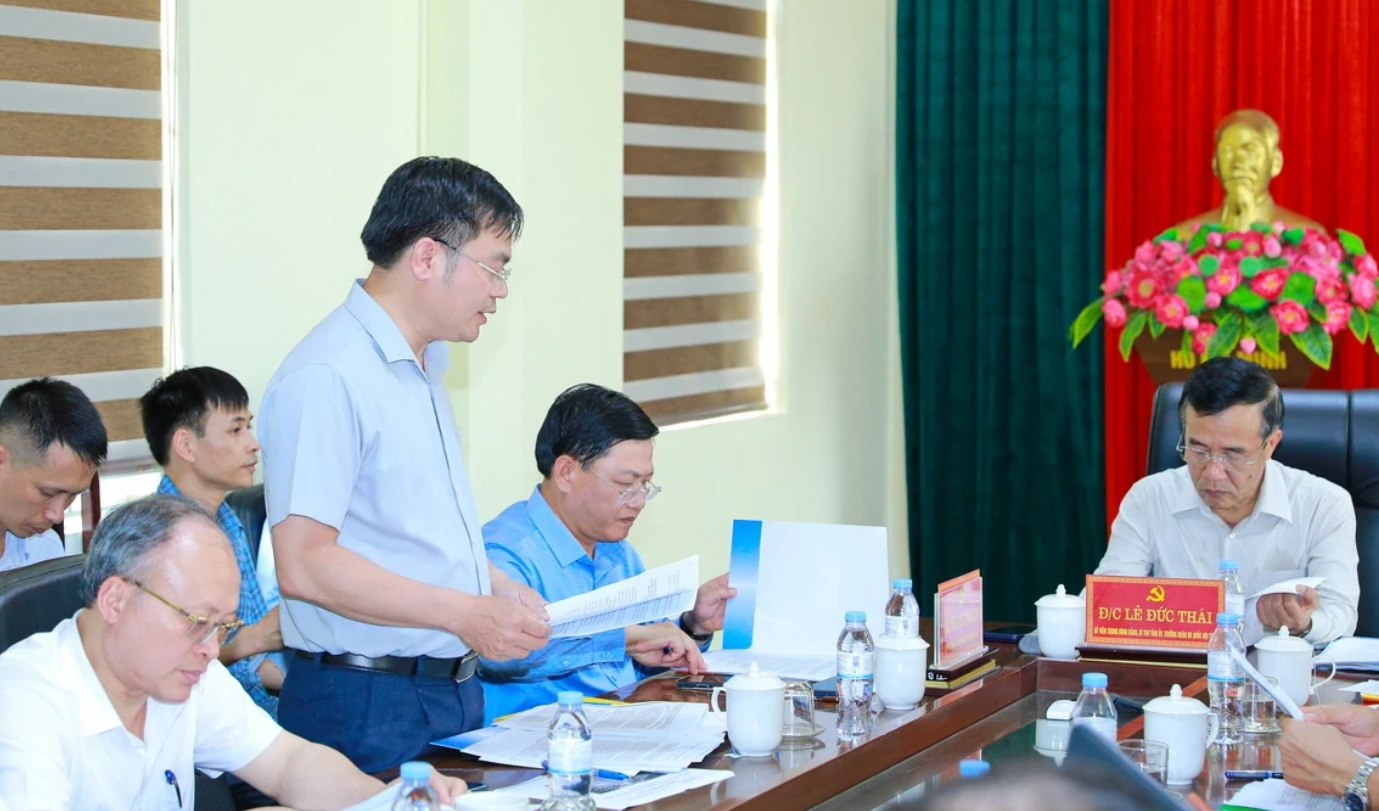 Hai dự án kết nối sân bay Thọ Xuân có quy mô hơn 3.300 tỷ đồng đang chậm tiến độ 4 Giám đốc Sở Xây dựng Thanh Hoá Hoàng Văn Đồng trình bày báo cáo về 2 dự án. Ảnh: Minh Hiếu