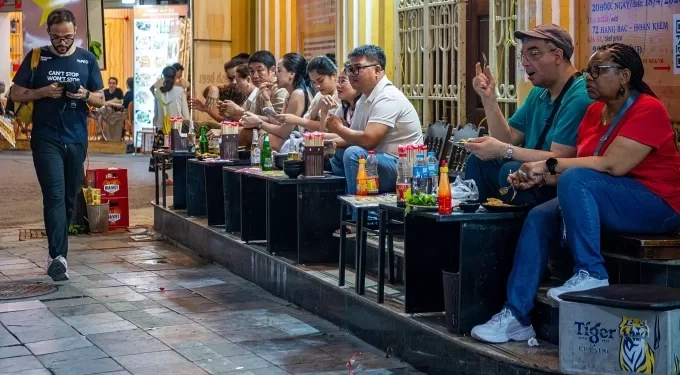 Hanoi mulls leasing sidewalks to businesses at $1.7 per square meter monthly rent