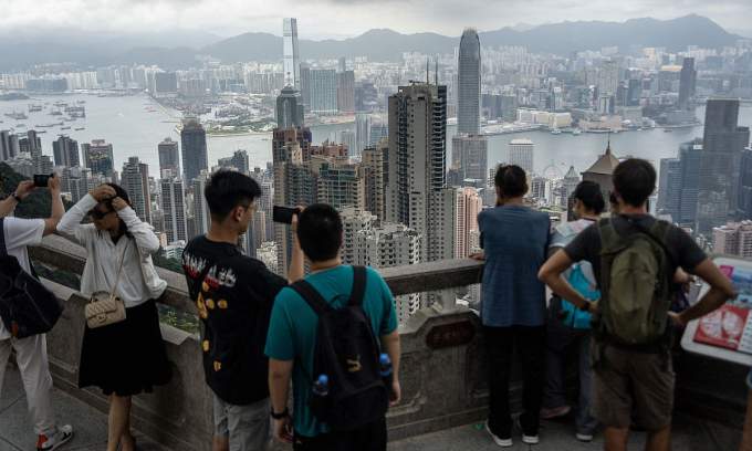 Hong Kong lenders offer gold, Dior beauty services to attract wealthy mainland Chinese investors during ‘golden week’