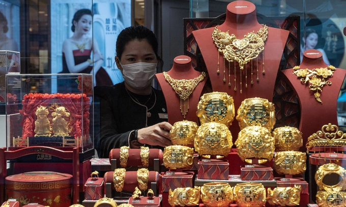 Hong Kong overtakes Switzerland as world’s top cross-border wealth hub Hong Kong overtakes Switzerland as world’s top cross-border wealth hub
