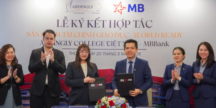 Bà Trịnh Quang Đồng Thảo, Tổng Giám Đốc Công ty Ardingly College  Vietnam ký kết hợp đồng hợp tác với ông Trần Công Sơn, Giám đốc Chi nhánh Nam Sài Gòn Ngân hàng MB Bank