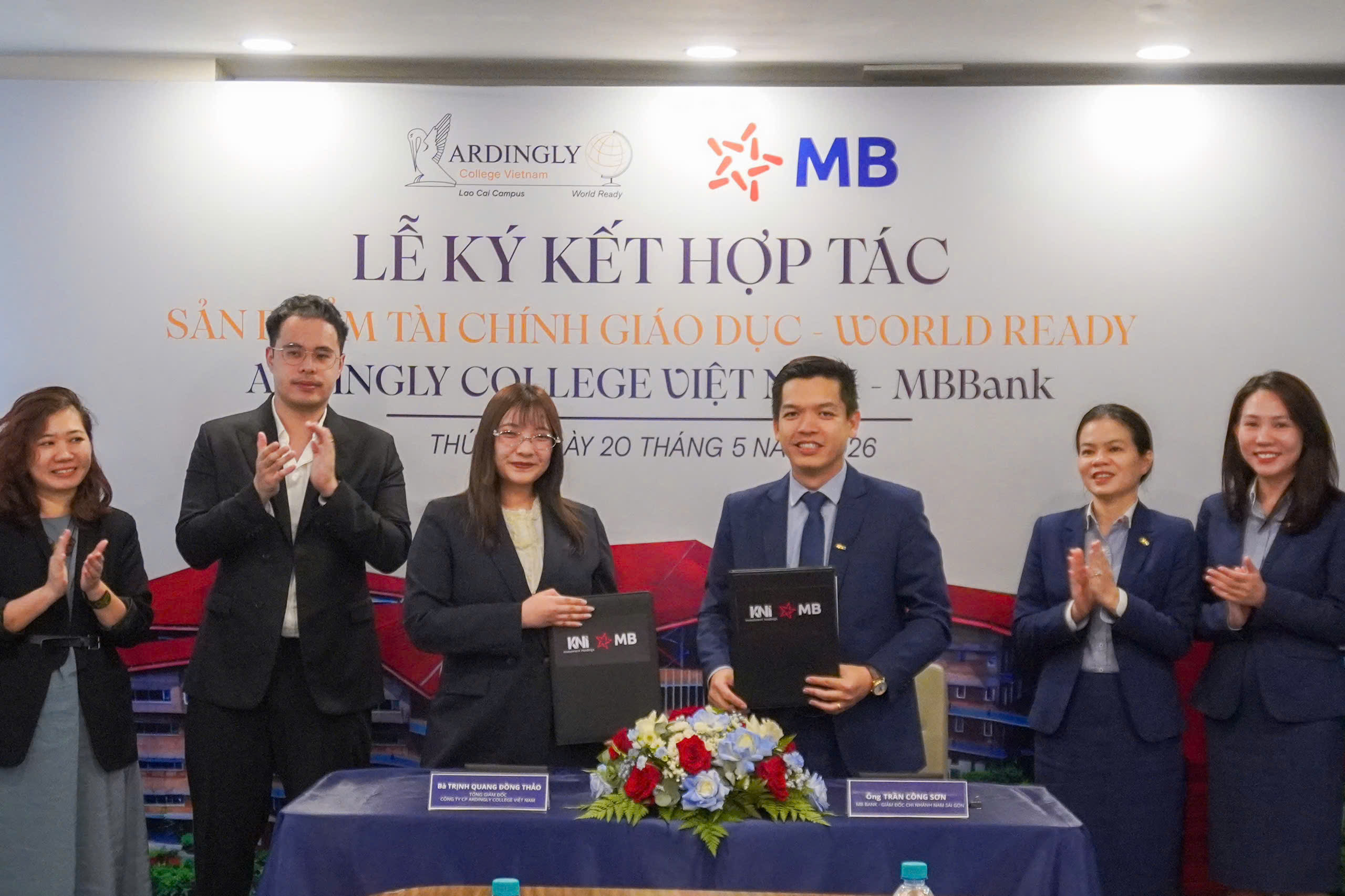 Hợp tác giữa MB Bank và Ardingly College thúc đẩy mô hình chiến lược liên kết tài chính - giáo dục 2 Bà Trịnh Quang Đồng Thảo, Tổng Giám Đốc Công ty Ardingly College Vietnam ký kết hợp đồng hợp tác với ông Trần Công Sơn, Giám đốc Chi nhánh Nam Sài Gòn Ngân hàng MB Bank