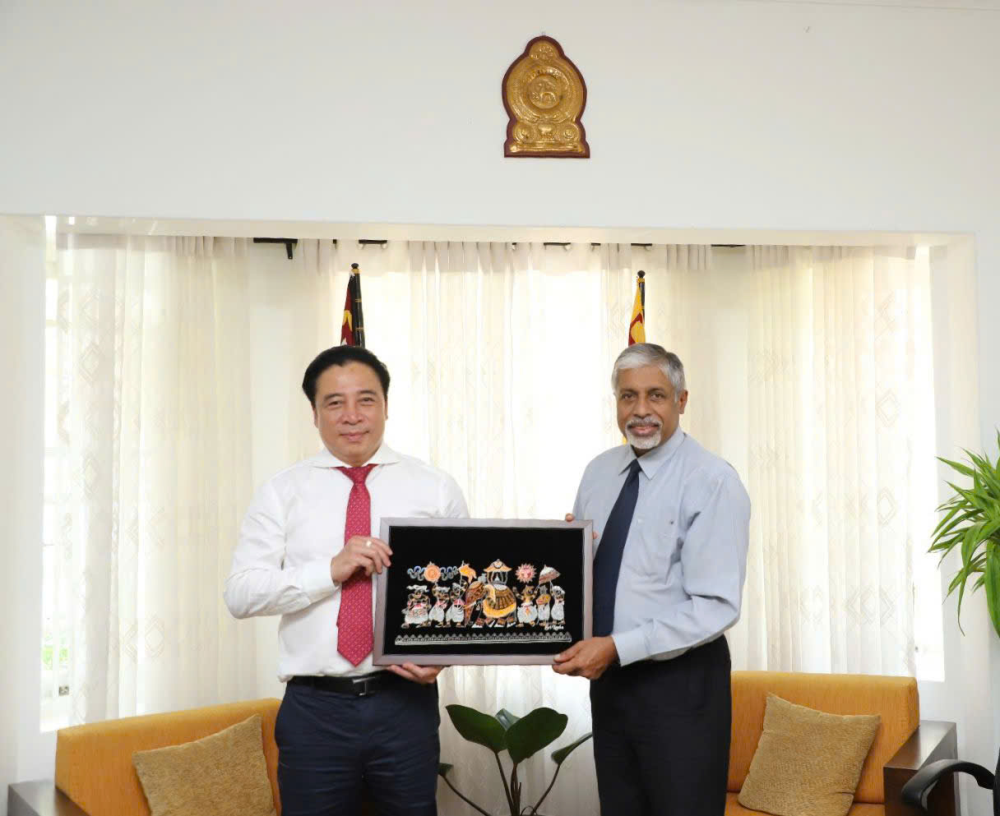 Ngài Sarath B.S Abayakoon, Thống đốc tỉnh Miền Trung Sri Lanka tặng quà lưu niệm cho Chủ tịch UBND thành phố Huế.