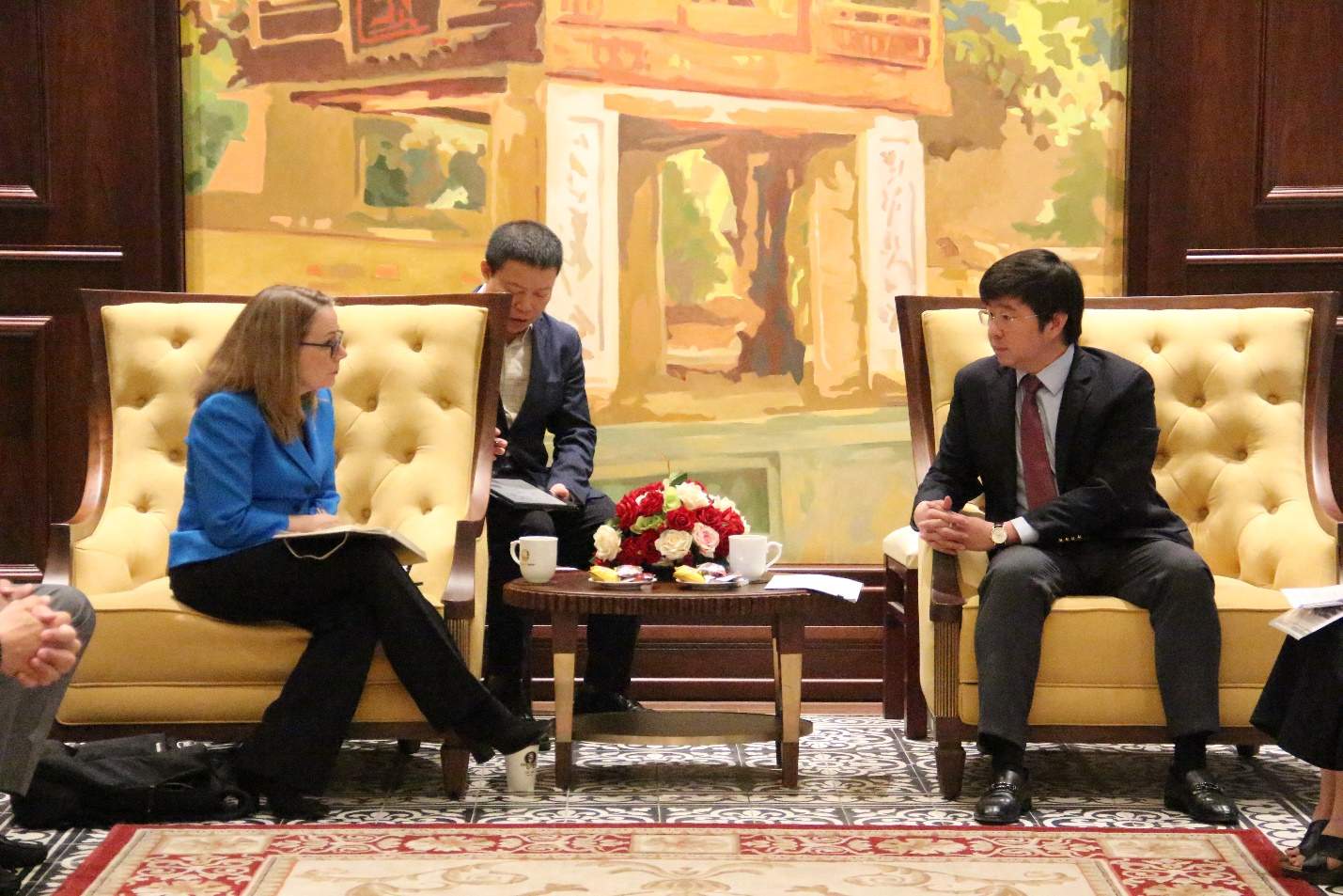 Thứ trưởng Bộ KHCN Bùi Hoàng Phương làm việc với bà Sarah Kemp, Phó Chủ tịch phụ trách Quan hệ Chính phủ Quốc tế, Tập đoàn Intel - Ảnh: MST. 